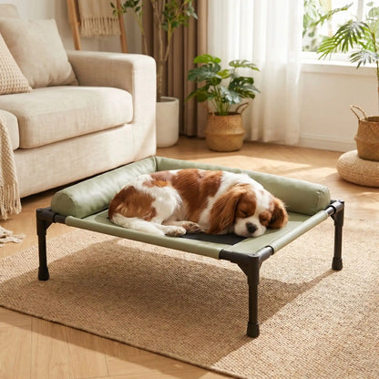 Lit-de-camp-chien-chiot-confort avec 2 traversins cylindriques en L au rembourrage 100% coton haute densité pour un soutien ergonomique pour sa tête ou son cou, entourant et sécurisant avec tissu en maille teslin ultra-résistante en teslin et contour en tissu oxford imperméable sur une structure en acier et coin arrondis en plastique sécurisé et pieds anti rayure et antidérapant-un chien de taille moyenne qui dort sa tête reposant sur l'oreiller du lit hamac respirant dans le salon de l'appartement en été