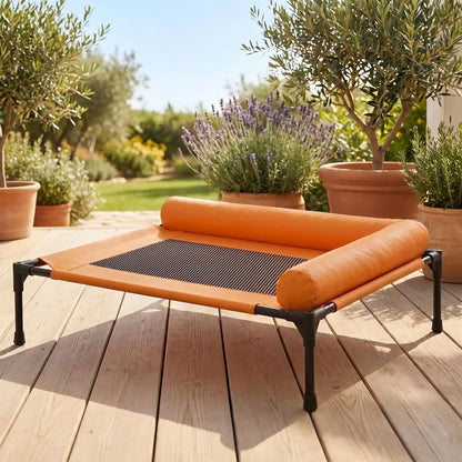Lit-de-camp-chien-chiot-confort avec 2 traversins cylindriques en L au rembourrage 100% coton haute densité pour un soutien ergonomique pour sa tête ou son cou, entourant et sécurisant avec tissu en maille teslin ultra-résistante en teslin et contour en tissu oxford imperméable sur une structure en acier et coin arrondis en plastique sécurisé et pieds anti rayure et antidérapant-gros plan sur le hamac en tissu et maille pour un effet rafraichissant sur pieds de couleur orange avec traversin en L