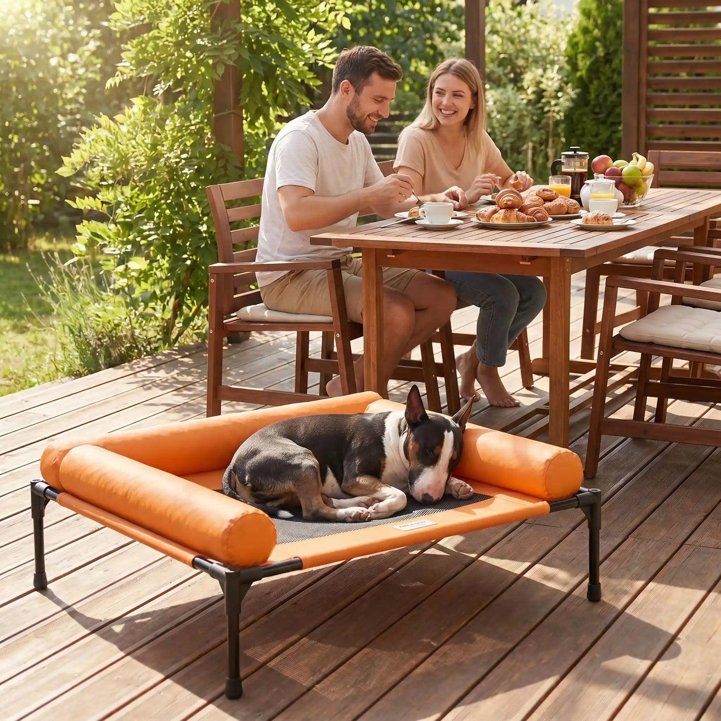 Lit-de-camp-chien-chiot-confort avec 2 traversins cylindriques en L au rembourrage 100% coton haute densité pour un soutien ergonomique pour sa tête ou son cou, entourant et sécurisant avec tissu en maille teslin ultra-résistante en teslin et contour en tissu oxford imperméable sur une structure en acier et coin arrondis en plastique sécurisé et pieds anti rayure et antidérapant-un chien de race miniature qui dort au frais sur son lit hamac rafraichissant , sa tête contre le coussin sur la terrasse en été 