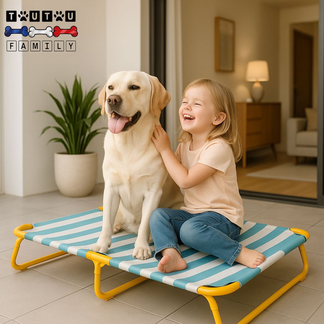 Lit-de-camp-chien-sureleve-xxl-une petite fille qui rit et caresse son labrador beige, tous deux assis côte à côte sur le lit surélevé xxl sur la terrasse de la maison