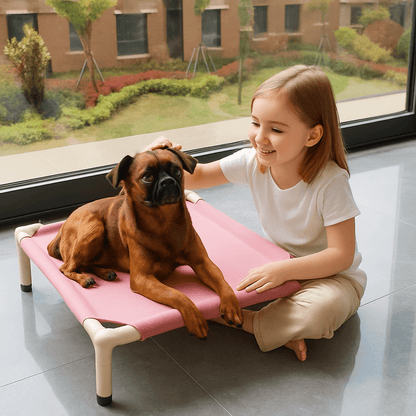 Lit-de-camp-chien-sur pied-en acier-respirant-résistant aux griffes-lavable en machine-transportable-démontable sans outils-pliable-multifonction-lit-surélevé pour petit chien et chiot-de couleur rose-un petit chien couché sur son petit lit surélevé avec une petite fille souriante assise à côté de lui sur le sol et qui le caresse tendrement dans le salon de l'appartement