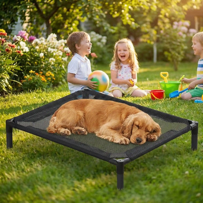 Lit-de-camp-pour-chiens-de petite à moyenne taille de 0 à 15 kilos, en maille oxford robuste imperméable, aéré idéal pour les mois chauds, surélévé par des pieds et structure en acier avec des pieds antidérapant et anti-rayures, pour une utilisation en intérieur ou extérieur, montage et démontage facile pour les voyages ou un rangement ultra-compact-un Cocker Anglais qui dort paisiblement sur le lit hamac respirant dans le jardin avec des enfants qui jouent à côté en riant