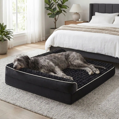 Lit-pour-grand-chien-orthopédique-xxl avec traversin intégré,antidérapant-imperméable-déhoussable-lavable en machine-résistant aux griffes et morsures  pour grand chien et chiot jusqu'à 50 kg max-en velours côtelé et 100% Coton PP et deux traversins cylindriques rembourré en forme de L de couleur noir pour un effet apaisant et sécurisant-un Lévrier écossais qui dort paisiblement sur son lit orthopédique noir, son corps niché contre le coussin surélevé en L, sa tête reposant sur le traversin dans la chambre