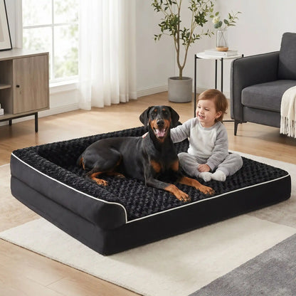 Lit-pour-grand-chien-orthopédique-xxl avec traversin intégré,antidérapant-imperméable-déhoussable-lavable en machine-résistant aux griffes et morsures  pour grand chien et chiot jusqu'à 50 kg max-en velours côtelé et 100% Coton PP et deux traversins cylindriques rembourré en forme de L de couleur noir pour un effet apaisant et sécurisant-un grand chien et un petit garçon assis qui le caresse tendrement sur le lit orthopédique en velours et peluche résistant et déhoussable de couleur noir avec liseret blanc