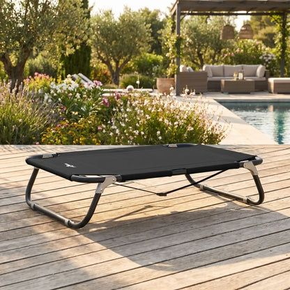 Lit-pliant-chien-chiot-pour race de petite taille et races naines de 0 à 10 kilos, tissu oxford doux, imperméable, lavable et résistante qui épouse le corps du chien ou du chiot comme un hamac avec structure rectangulaire en acier avec deux barres transversales mobile pour un pliage facile et rapide pour une utilisation en intérieur ou extérieur-gros plan sur le lit surélevé rafraichissant de couleur noir pour chiot et chien de petite taille sur la terrasse de la piscine de la maison en été 