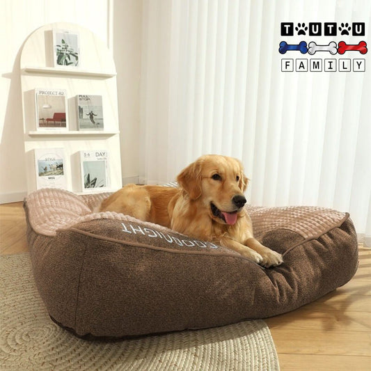 Lit-pour-chien-avec-coussin-déhoussable-un-golden-confortablement-couché-sur-son-lit-avec-grande-épaisseur-qui-isole-du-sol-froid-dans-son-salon