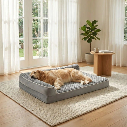 Lit-pour-chien-orthopédique-xl-antidérapant-imperméable-déhoussable-lavable en machine-résistant aux griffes et morsures légères pour grand chien et chiot jusqu'à 40 kg max-en velours côtelé et 100% Coton PP et deux traversin cylindriques rembourré en forme de L de couleur gris-un Golden retriever qui dort allongé sur le flanc, sa tête reposant sur le bord surélevé dans le salon de la maison