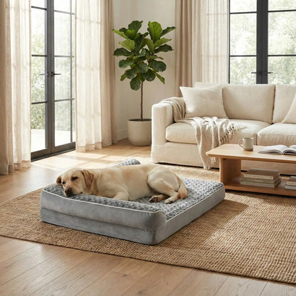 Lit-pour-chien-orthopédique-xl-antidérapant-imperméable-déhoussable-lavable en machine-résistant aux griffes et morsures légères pour grand chien et chiot jusqu'à 40 kg max-en velours côtelé et 100% Coton PP et deux traversin cylindriques rembourré en forme de L de couleur gris-un chien de grand race qui dort paisiblement sur son lit orthopédique, la tête reposant dans le coin du L des deux traversins dans le salon de l'appartement