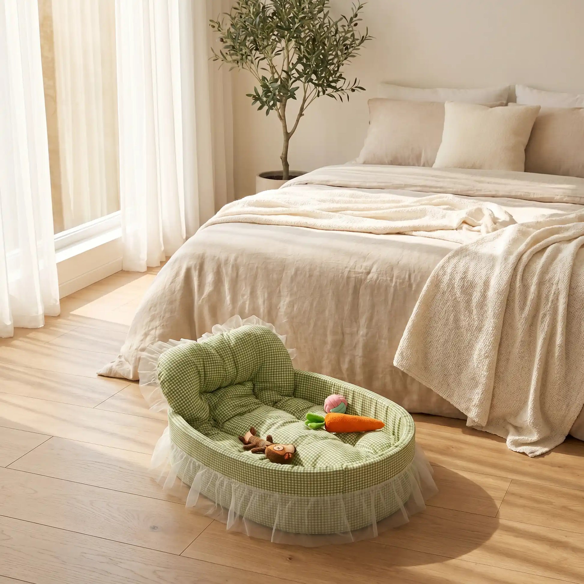 Lit-pour-chihuahua-4-saisons-avec son coussin interieur amovible épais et moelleux en mousse coton haute densité ergonomique, tissu respirant et lit lavable en machine avec design mignon en dentelle, entourant avec son rebord surélevé et sa décoration en dentelle, lit de princesse, couffin mignon-gros plan sur le lit en forme de couffin original et mignon avec sa dentelle et son coussin interieur rembourré pour un soutien ferme et moelleux à la fois de couleur vert sur le sol de la chambre de la maison