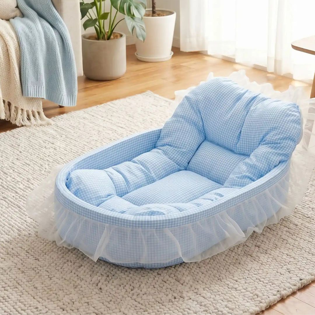 Lit-pour-chihuahua-4-saisons-avec son coussin interieur amovible épais et moelleux en mousse coton haute densité ergonomique, tissu respirant et lit lavable en machine avec design mignon en dentelle, entourant avec son rebord surélevé et sa décoration en dentelle, lit de princesse, couffin mignon-gros plan sur le lit en forme de couffin original et mignon avec sa dentelle et son coussin interieur rembourré pour un soutien ferme et moelleux à la fois de couleur bleu sur le sol du salon de l'appartement