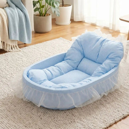 Lit-pour-chihuahua-4-saisons-avec son coussin interieur amovible épais et moelleux en mousse coton haute densité ergonomique, tissu respirant et lit lavable en machine avec design mignon en dentelle, entourant avec son rebord surélevé et sa décoration en dentelle, lit de princesse, couffin mignon-gros plan sur le lit en forme de couffin original et mignon avec sa dentelle et son coussin interieur rembourré pour un soutien ferme et moelleux à la fois de couleur bleu sur le sol du salon de l'appartement