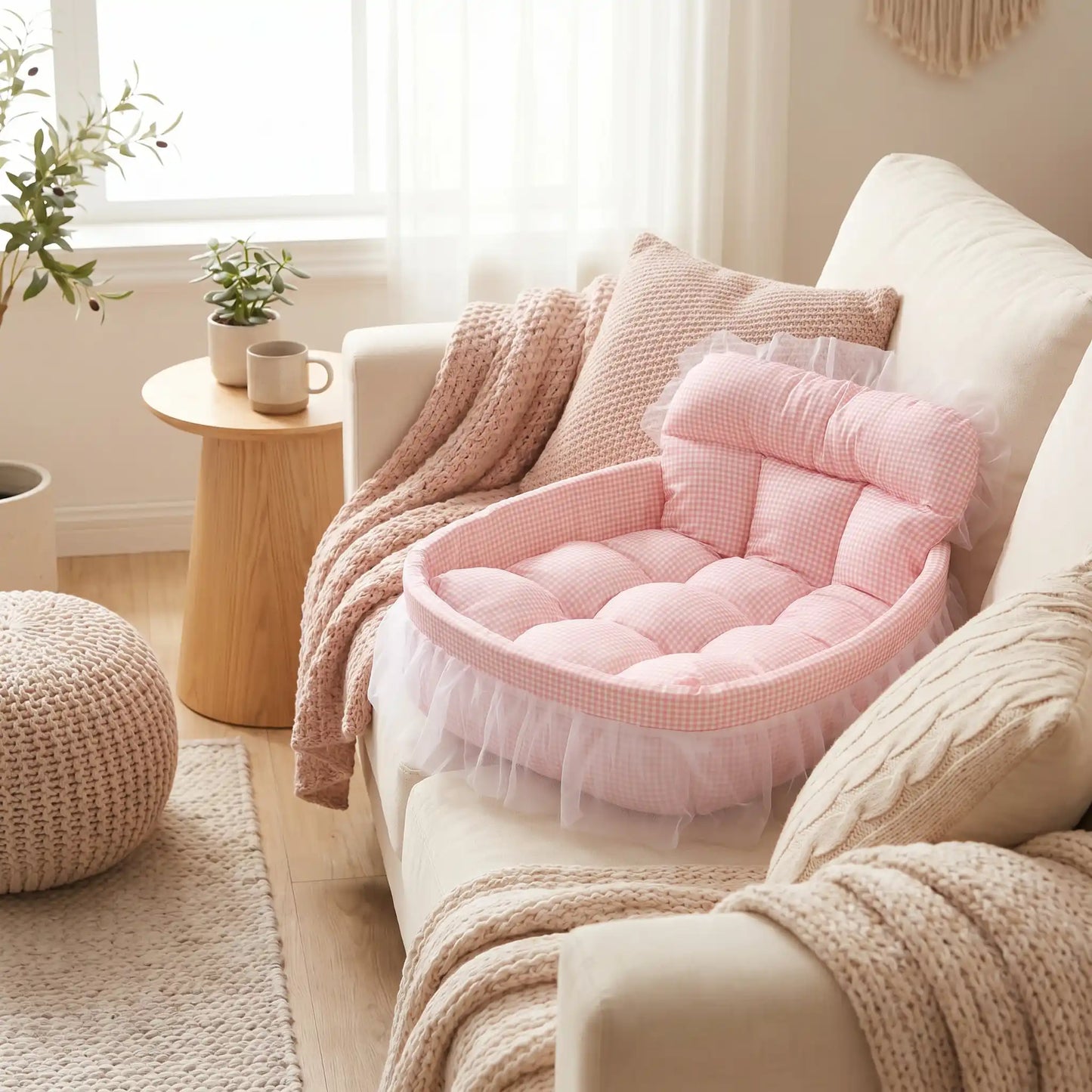 Lit-pour-chihuahua-4-saisons-avec son coussin interieur amovible épais et moelleux en mousse coton haute densité ergonomique, tissu respirant et lit lavable en machine avec design mignon en dentelle, entourant avec son rebord surélevé et sa décoration en dentelle, lit de princesse, couffin mignon-gros plan sur le panier ovale avec rebords surélevés avec son matelas rembourré amovible de couleur rose installé sur le canapé du salon de l'appartement