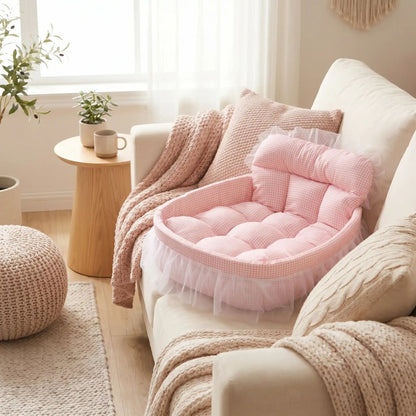 Lit-pour-chihuahua-4-saisons-avec son coussin interieur amovible épais et moelleux en mousse coton haute densité ergonomique, tissu respirant et lit lavable en machine avec design mignon en dentelle, entourant avec son rebord surélevé et sa décoration en dentelle, lit de princesse, couffin mignon-gros plan sur le panier ovale avec rebords surélevés avec son matelas rembourré amovible de couleur rose installé sur le canapé du salon de l'appartement