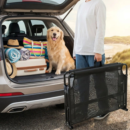 Lit_pliant-pour-chien-camps-extérieur et intérieur en maille respirante avec toile en tissu textilène robuste résistant au griffes, respirant anti poils et anti saletés pour un hamac avec poignée de transport et compact plié pour déplacements, voyage, vacances, randonnées ou à la maison, dans le jardin en été, etc, imperméable et ergonomique-un grand chien assis dans le coffre de la voiture pour un départ en vacances avec son maitre qui porte son lit pliant de camping grâce à sa poignée de transport 