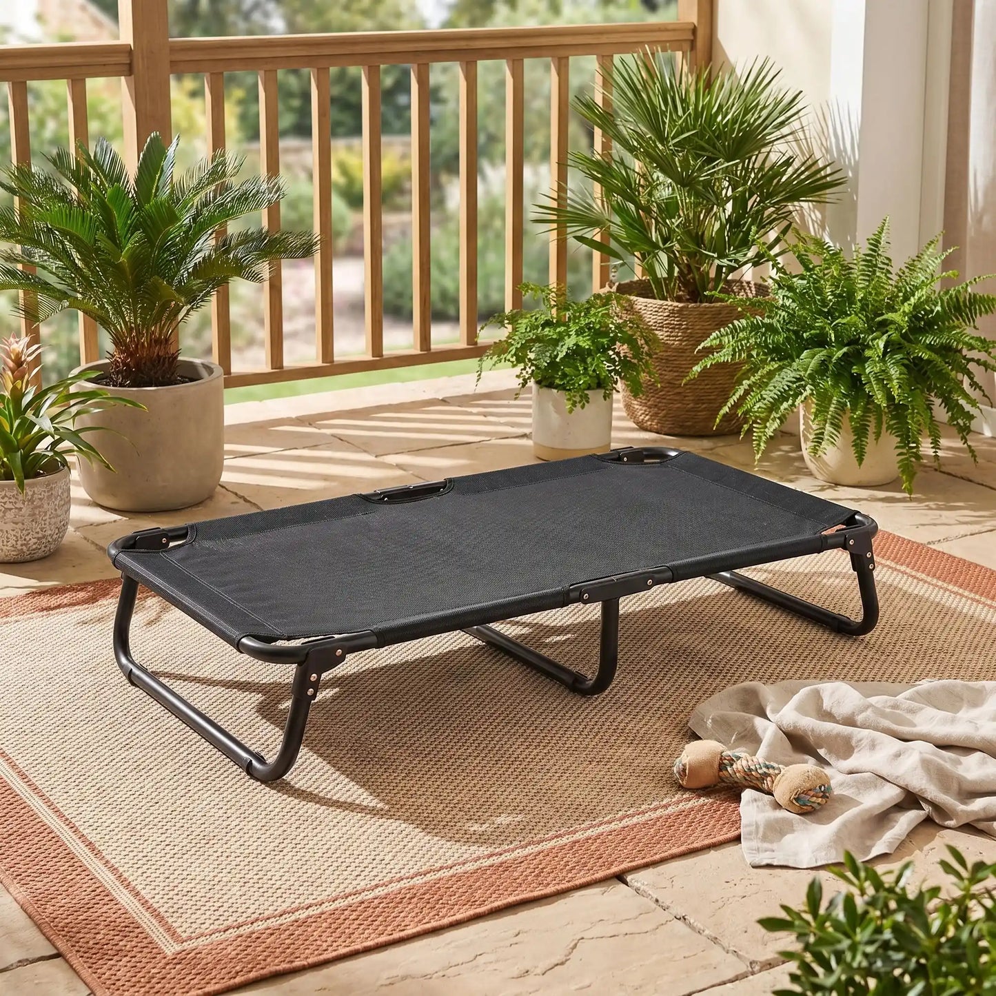 Lit_pliant-pour-chien-camps-extérieur et intérieur en maille respirante avec toile en tissu textilène robuste résistant au griffes, respirant anti poils et anti saletés pour un hamac avec poignée de transport et compact plié pour déplacements, voyage, vacances, randonnées ou à la maison, dans le jardin en été, etc, imperméable et ergonomique-gros plan sur le lit de camps surélevé et pliable ultra solide en maille respirante avec ses 3 barre transversales pour une stabilité optimal disponible du S au XXL
