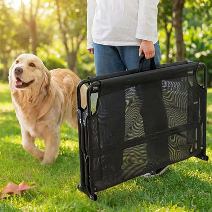Lit_pliant-pour-chien-camps-extérieur et intérieur en maille respirante avec toile en tissu textilène robuste résistant au griffes, respirant anti poils et anti saletés pour un hamac avec poignée de transport et compact plié pour déplacements, voyage, vacances, randonnées ou à la maison, dans le jardin en été, etc, imperméable et ergonomique-un grand chien qui marche avec son maitre qui porte par la poignée le lit léger et pliant en un seul geste pour chien dans le parc en été