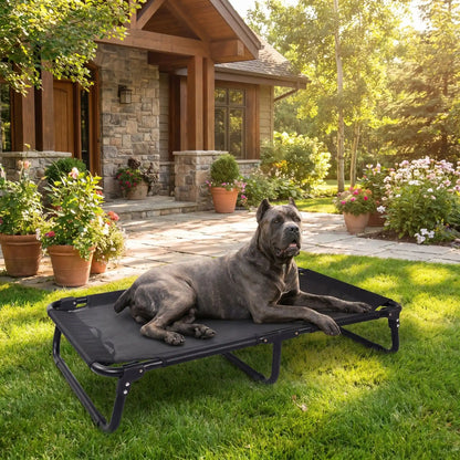 Lit_pliant-pour-chien-camps-extérieur et intérieur en maille respirante avec toile en tissu textilène robuste résistant au griffes, respirant anti poils et anti saletés pour un hamac avec poignée de transport et compact plié pour déplacements, voyage, vacances, randonnées ou à la maison, dans le jardin en été, etc, imperméable et ergonomique-un chien de grande race couché confortablement et heureux sur son lit de camps rafraichissant taille XXL de 120 cm de long dans le jardin de la maison en été