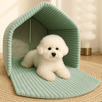Maison-chien-interieur-chiot-niche-pliable et transportable antidérapante en velours et coton résistante avec sa structure en acier inoxydable avec attache solides et rapides avec double rideaux attachable et fermeture pour une version ouverte ou fermée-design et coutures soignées-un  chien de petite taille couché et heureux dans sa mini maison chaude version ouverte grise dans la chambre de l'appartement