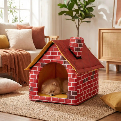 Maison-interieure-pour-chien-chiot-race-naine ou toy, lavable, antidérapant, design maison de brique rouge avec toit et cheminée-rigide installation rapide et démontable en quelques minutes pour chiot et chien de 0 à 3 kilos maximum-un Loulou de poméranie qui dort paisiblement dans la mini niche en forme de maison dans le salon de l'appartement
