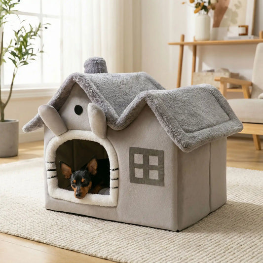 Maison-pour-chien-interieur-anti-stress, démontable, dehoussable et lavable en machine,chaude et douillette en velours,et rembourrage 100% coton haute densité, coussin intérieur éapis et ergonomique amovible et lavable, en velours doux, pliable et transportable,compact et légère pour chien de petite taille de 0 à 5 kilos max-un pinscher nain qui dort paisiblement dans sa petite maison taille XS de couleur grise au design mignoon et original avec ses oreilles sur le toit dans le salon de la maison