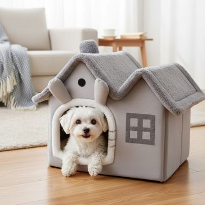 Maison-pour-chien-interieur-anti-stress, démontable, dehoussable et lavable en machine,chaude et douillette en velours,et rembourrage 100% coton haute densité, coussin intérieur éapis et ergonomique amovible et lavable, en velours doux, pliable et transportable,compact et légère pour chien de petite taille de 0 à 5 kilos max-un bichon maltais niché confortablement dans sa petite maison taille S de couleur grise au design mignon et original avec ses oreilles sur le toit dans le salon de la maison