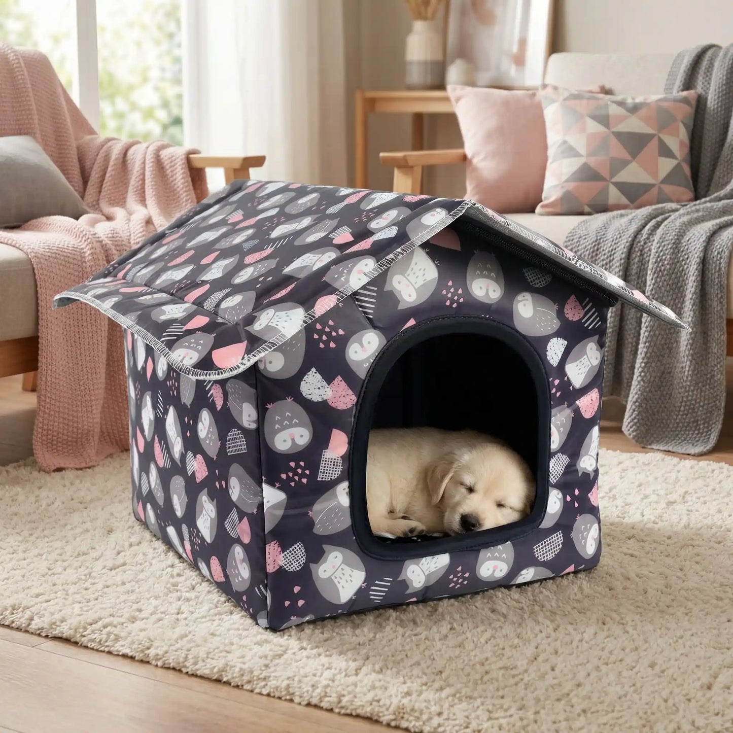 Maison-pour-chien-chiot-imperméable, pliable, démontable, légère, transportable, antidérapante, lavable en machine avec coussin interieur velours pour race de petite taille et de race miniature ou toy de 0 à 3 kg-un chiot  qui dort en boule paisiblement dans la maison avec toit grise avec motif blabnc et rose mignon dans le salon de l'appartement, une niche qui isole du froid et des courants d'air idéal pour les races Toy de chien sensibles au froid