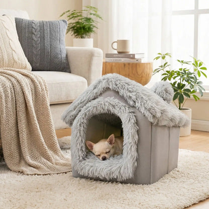 Maison-pour-chien-interieur-anti-stress, démontable, dehoussable et lavable en machine,chaude et douillette en peluche,et rembourrage 100% coton haute densité, coussin intérieur épais double-face: été et hiver et ergonomique amovible et lavable, en velours doux, pliable et transportable,compact et légère pour chien de petite taille de 0 à 5 kilos max-un chihuahua qui dort niché dans sa petite maison taille S de couleur grise au chaud dans le salon de la maison