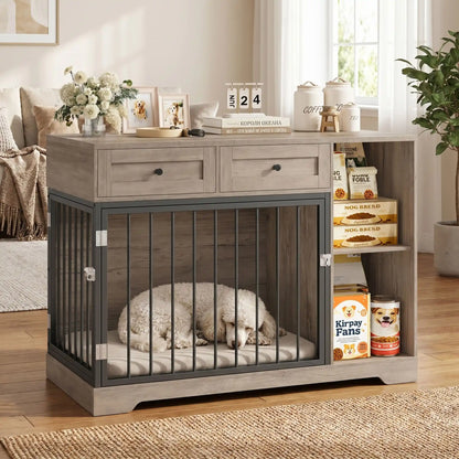 Meuble-cage-chien-chiot-interieur-120-cm en bois et acier inxydable avec deux porte d'accès pour le chien, porte latérale et porte avant avec serrures robuste et avec 2 étagères sur le coté du meuble et 2 tiroirs pour le rangement de l'alimentation et des accessoire canin et console pour des objet décoratif pour chiot et chien de petite à moyenne taille de 0 à 25 kg- un caniche moyen qui dort paisiblement sur son matelas dans le meuble niche avec les 2 portes fermées en cage dans le salon de l'appartement