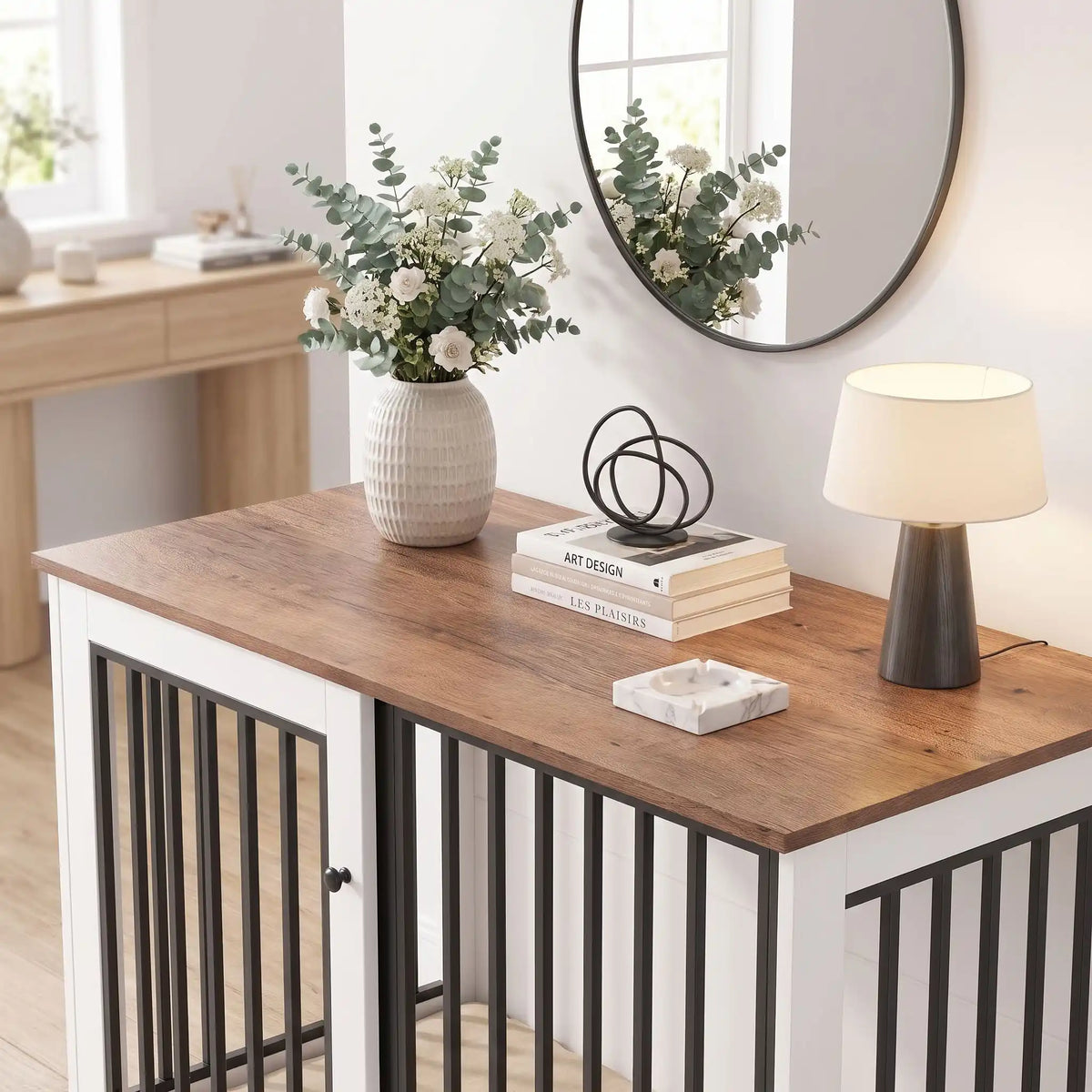 Meuble-cage-chien-chiot-niche-bois-acier 120 cm avec sa station d'alimentation et son support et 2 gamelles surélevés amovible pour une installation à l'intérieur ou à l'extérieur du meuble niche avec sa porte avant coulissante en barreaux solides pour une version fermée en cage avec sa serrure sécurisée, adapté au chiot et chien de 0 à 30 kg-gros plan sur le haut du meuble niche décoratif en bois blanc et plateau en couleur bois naturel, barreaux sur 180° pour un effet niche dans le salon de la maison