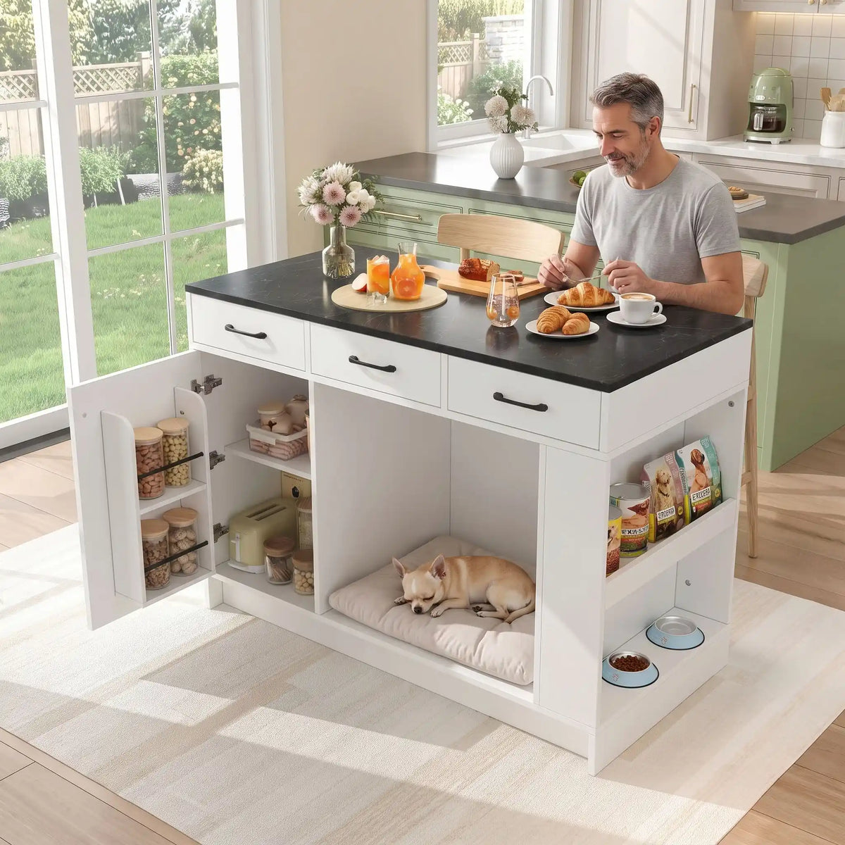 Meuble-niche-chien-interieur-chiot-cuisine-avec-rangement, 3 tiroirs de capcaité de 15 kg de charges, un placard avec une étagère avec 3 hauteurs réglables, 2 étagères de rangement à épices dans la porte du placerd, étagère latérales pour rangement de nourriture du chien et support pour gamelle en station d'alimentation, niche intégrée de 62x58x62 cm en bois blanc avec plateau imitation marbre noir- un chien de  race naine qui dort confortablement sur son coussin dans le meuble niche où son maitre déjeune 
