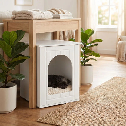 Meuble-niche-chien-chiot-intérieur en bois blanc de forme rectangulaire design moderne comme une cabine avec porte avant qui comporte une ouverture arrondie large pour une entrée et sortie facile, lavable et imperméable, robuste surpporte une charge de 60 kg pour chiot et chien de petite taille, race naine et toy de 0 à 4 kilos maximum-un Affenpinscher qui dort paisiblement en sécurité et au chaud dans son meuble niche design blanc encastré dans un meuble en bois dans le salon de la maison