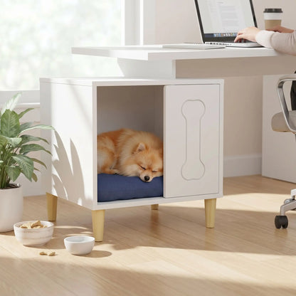 Meuble-niche-chien-interieur en bois et au design contemporain de forme cubique sur 4 pieds surélevés en bois antidérapant avec un décor d'os gravé sur l'avant avec ouverture pour une entrée et descente facile sur un quart du meuble pour chiot et chien de petite taille de 0 à 3 kg-un chihuahua qui dort dans sa niche en bois design qui sert de meuble d'appoint et de décoration dans le salon de la maison