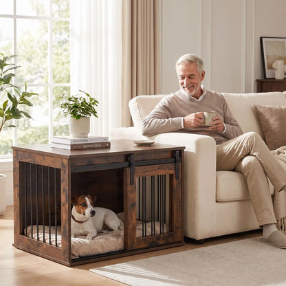 Meuble-niche-chien-interieur-chiot-cosy-en bois avec porte avant coulissante et silencieuse, et barreaux en acier transformable en cage pour chiot et chien de petite à moyenne taille de 0 à 20 kilos, structure robuste et design chic et moderne de couleur bois brut- un petit chien couché sur son coussin dans le meuble niche pour chien et chiot avec la porte latérale ouverte, en meuble de décoration d'appoint contre le canapé où son maître boit son café assis dans le salon de l'appartement