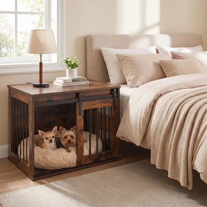 Meuble-niche-chien-interieur-chiot-cosy-en bois avec porte avant coulissante et silencieuse, et barreaux en acier transformable en cage pour chiot et chien de petite à moyenne taille de 0 à 20 kilos, structure robuste et design chic et moderne de couleur bois brut- deux petits chiens couché dans leur coussin dans le meuble niche pour chien et chiot avec la porte latérale ouverte devebu table de chevet contre le lit de leurs maitres dans la chambre de l'appartement