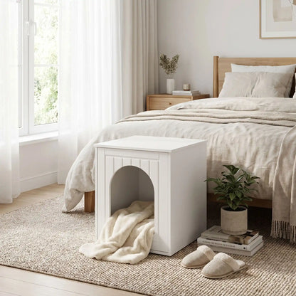 Meuble-niche-chien-chiot-intérieur en bois blanc de forme rectangulaire design moderne comme une cabine avec porte avant qui comporte une ouverture arrondie large pour une entrée et sortie facile, lavable et imperméable, robuste surpporte une charge de 60 kg pour chiot et chien de petite taille, race naine et toy de 0 à 4 kilos maximun-gros plan du meuble niche intérieur pour chien en bois blanc avec la porte fermée avec sa grande ouverture pour une entrée facile et un effet entourant à 360°