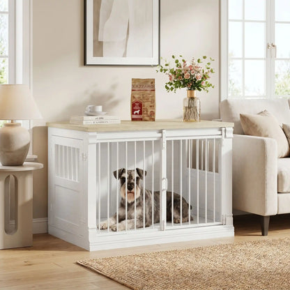 Meuble-niche-pour-chien-petit et moyenne taille-cage-100 cm en bois clair naturel pour la console et porte en bois, 3 portes avec porte coulissante avant en barreaux acier robuste et deux portes latérales en bois et barreaux blanc, capacité de charge jusqu'à 100 kg, rectangulaire et design moderne, imperméable et robuste avec serrures anti fuite pour chiot et chien de 0 à 25 kg-un schnauzer moyen couché dans le meuble niche  avec porte à barreaux et bois fermée en fonction cage dans le salon de la maison