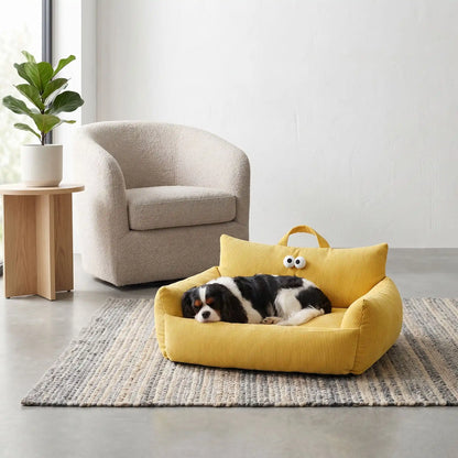 Canape-lit-chien-apaisant, mini fauteuil en lin et rembourrage épais 100% coton haute densité, avec accoudoir et dossier ergonomique, lavable en machine, antidérapant et fond imperméable anti-moissisure, housse 100% lin résistant aux griffes et respirant pour un couchage 4 saisons pour chiot et chien de petite taille de 0 à 10 kilos max-un Cavalier king charles qui dort paisiblement niché contre le dossier et l'accoudoir rembourré et confortable pour sa tête et un effet cocon sécurisant et anti stress 