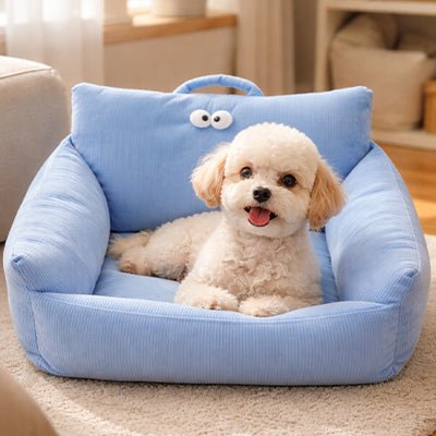 Canape-lit-chien-apaisant, mini fauteuil en lin et rembourrage épais 100% coton haute densité, avec accoudoir et dossier ergonomique, lavable en machine, antidérapant et fond imperméable anti-moissisure, housse 100% lin résistant aux griffes et respirant pour un couchage 4 saisons pour chiot et chien de petite taille de 0 à 10 kilos max-un Caniche couché confortablement niché dans le petit canapé moelleux avec dossier et accoudoirs rembourrés 100% coton avec design original