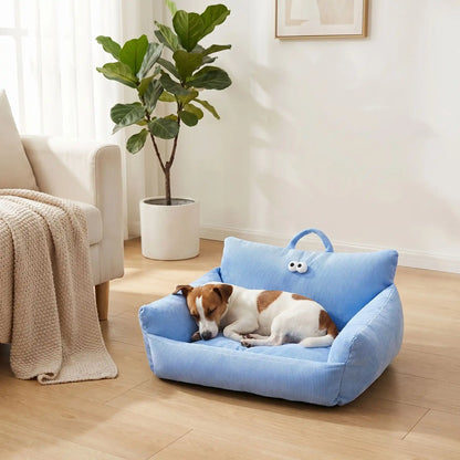 Canape-lit-chien-apaisant, mini fauteuil en lin et rembourrage épais 100% coton haute densité, avec accoudoir et dossier ergonomique, lavable en machine, antidérapant et fond imperméable anti-moissisure, housse 100% lin résistant aux griffes et respirant pour un couchage 4 saisons pour chiot et chien de petite taille de 0 à 10 kilos max-un Jack russell qui dort paisiblement niché dans le petit canapé moelleux avec dossier et accoudoirs rembourrés 100% coton avec design original dans le salon