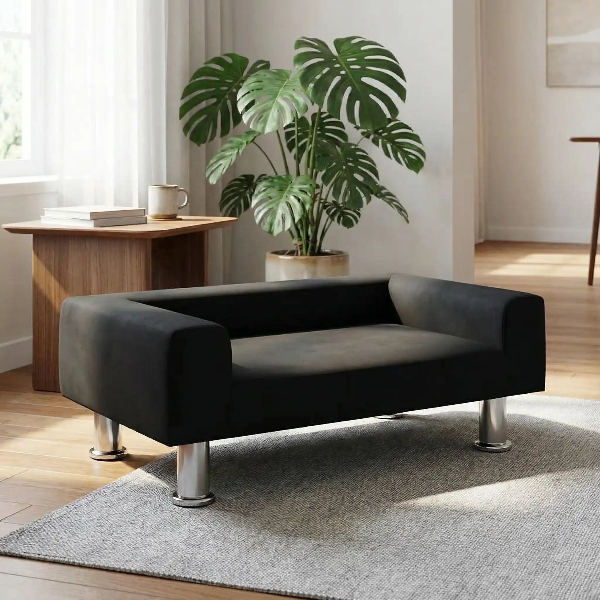 Mini-canapé-pour-chien-chiot-design-velours noir, surélevé avec 4 pieds en acier inoxydable cylindriques, rembourrage 100% coton haute densité épais pour les accoudoirs et le dossier-assise avec matelas en mousse de forme rectangulaire moderne, résistant aux griffes, structure en bois massif naturel-design moderne en couleur noir dans le salon de la maison
