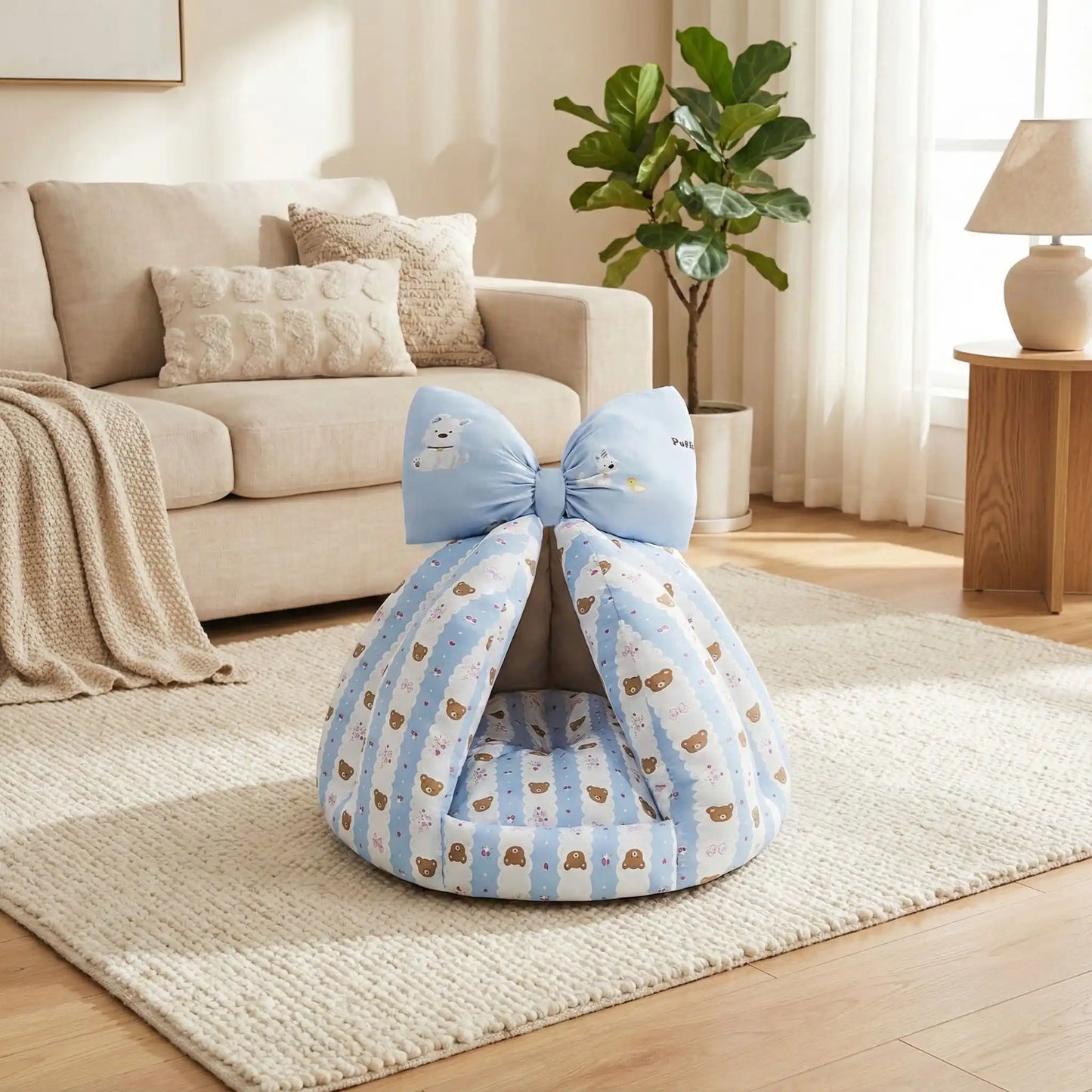 Niche-chien-interieur-coussin-apaisant-rembourrage et tissu 100% coton PP hypoallergénique et écoresponsable poiur petit chien et chiot de 0 à 8 kilos-coussin amovible et lavable en machine, antidérapant et fond imperméable-deux coloris disponible bleu et beige avec noeud décoratif sur le sommet-avec design mignon d'ours