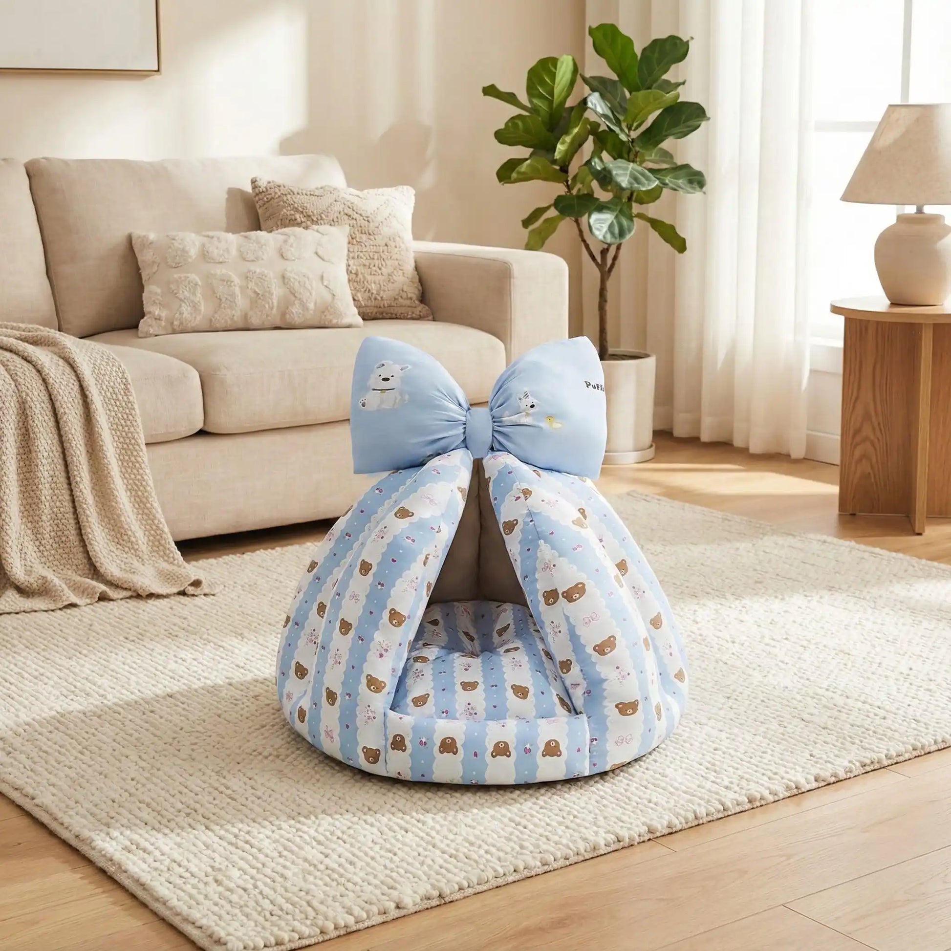 Niche-chien-interieur-coussin-apaisant-rembourrage et tissu 100% coton PP hypoallergénique et écoresponsable poiur petit chien et chiot de 0 à 8 kilos-coussin amovible et lavable en machine, antidérapant et fond imperméable-deux coloris disponible bleu et beige avec noeud décoratif sur le sommet-avec design mignon d'ours