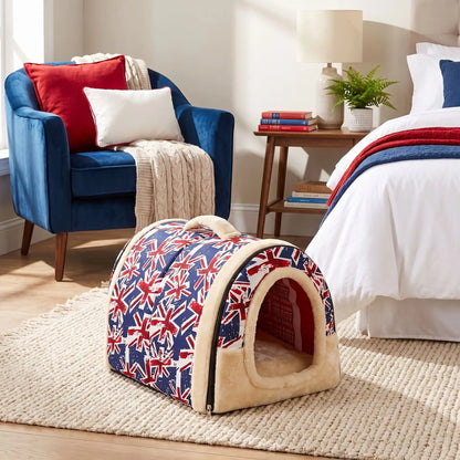 Niche chien et chiot intérieur de petite race, résistante, en forme d'igloo au design sécurisant fermée en arc de cercle avec un coussin rectangulaire au rembourrage 100% coton haute densité lavable,double face été en tissu/hiver en peluche  et fond antidérapant et extérieur 100% imperméable, transportable avec sa poignée, lavable- gros plan sur la niche douillette, chaude sécurisante à 360° avec design drapeau anglais dans la chambre de l'appartement