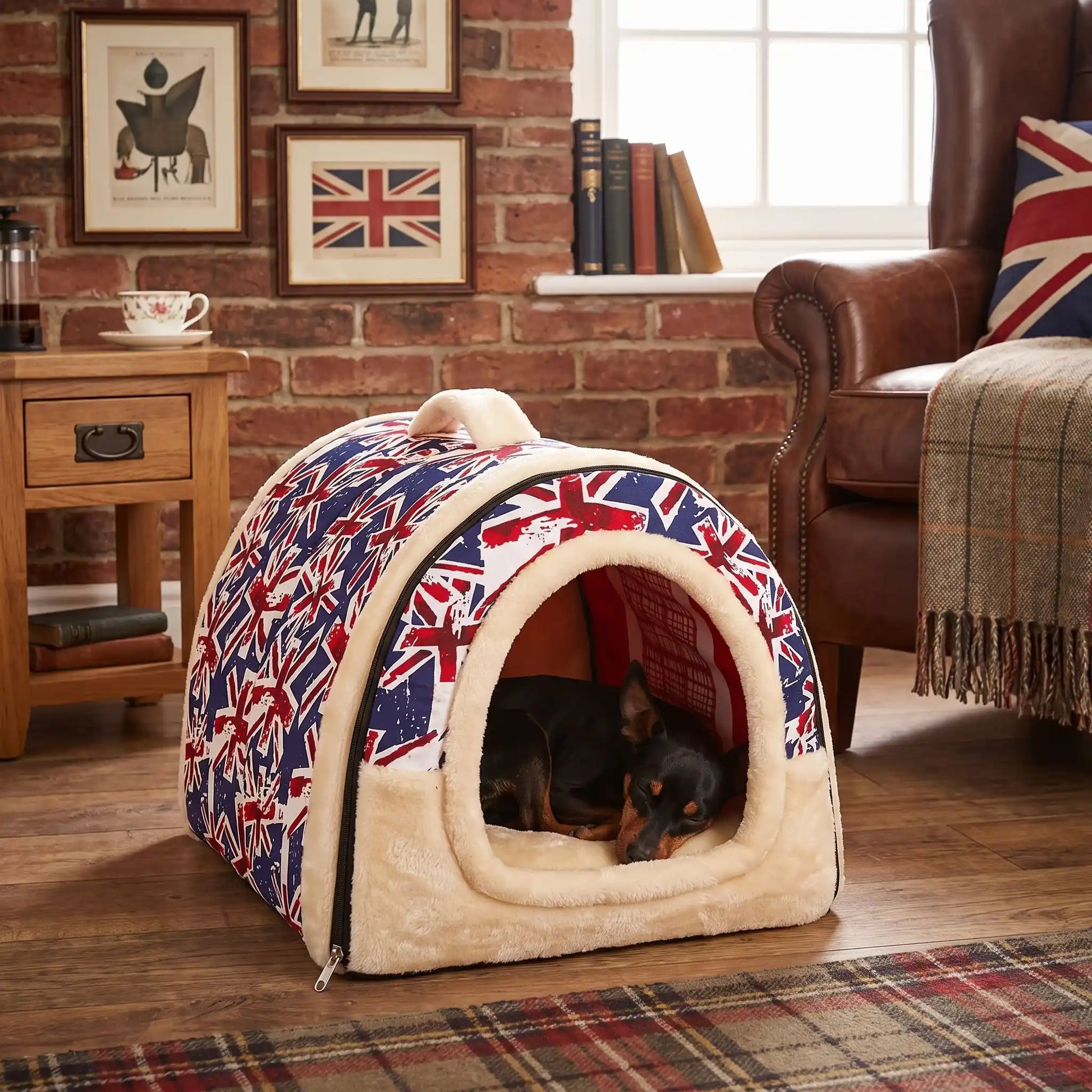 Niche chien et chiot intérieur de petite race, résistante, en forme d'igloo au design sécurisant fermée en arc de cercle avec un coussin rectangulaire au rembourrage 100% coton haute densité lavable,double face été en tissu/hiver en peluche  et fond antidérapant et extérieur 100% imperméable, transportable avec sa poignée, lavable- un chien de race naine qui dort couché confortablement au chaud dans sa niche douillette, chaude sécurisante à 360° avec design londonnien dans le salon de l'appartement