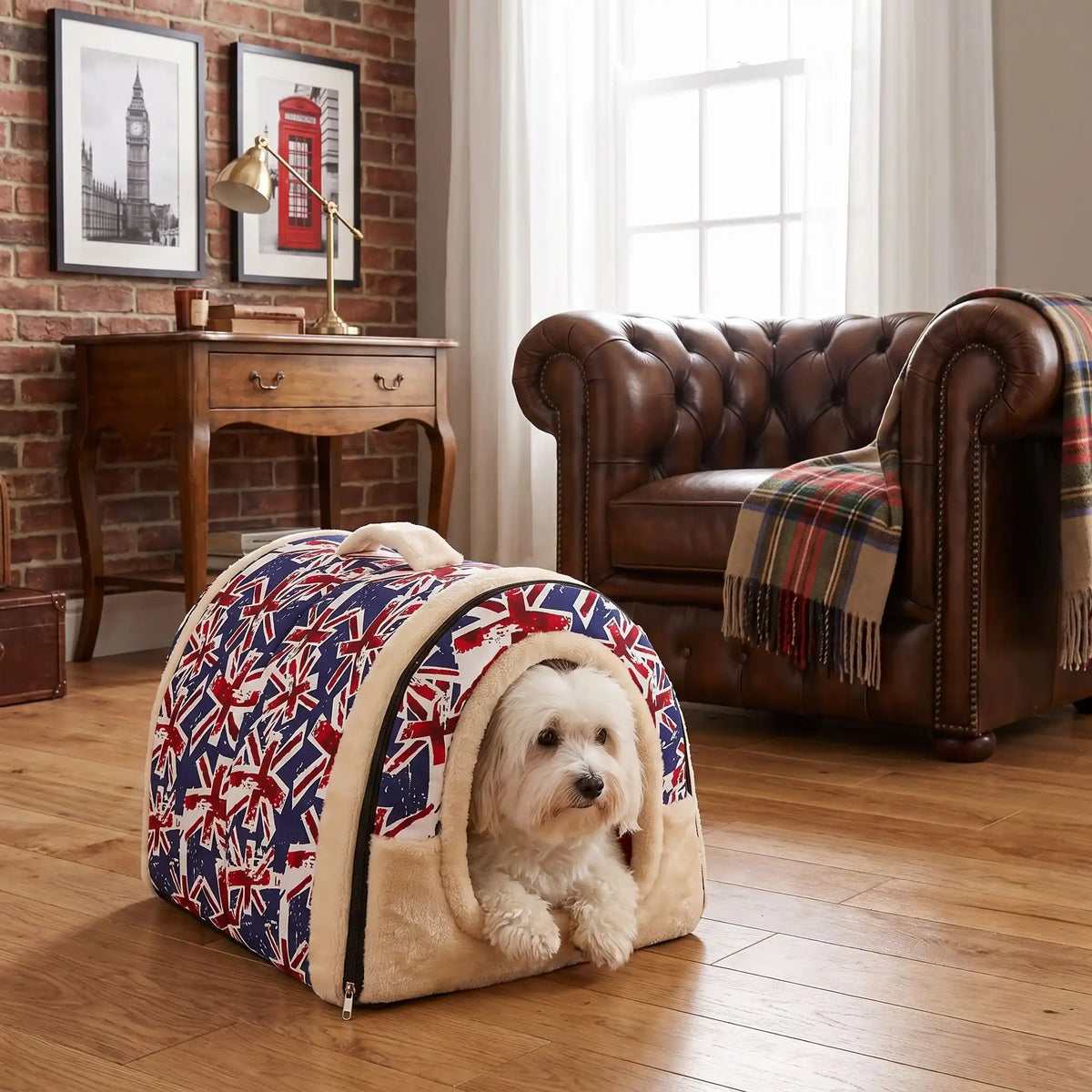Niche chien et chiot intérieur de petite race, résistante, en forme d'igloo au design sécurisant fermée en arc de cercle avec un coussin rectangulaire au rembourrage 100% coton haute densité lavable,double face été en tissu/hiver en peluche  et fond antidérapant et extérieur 100% imperméable, transportable avec sa poignée, lavable- un petit chien couché confortablement au chaud dans sa niche douillette, chaude sécurisante à 360° avec design drapeau anglais dans le salon de la maison