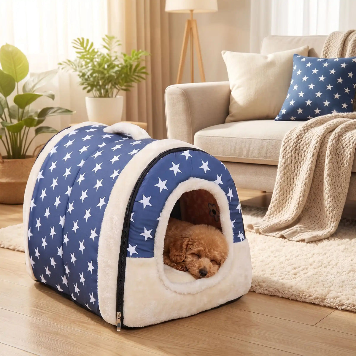Niche chien et chiot intérieur de petite race, résistante, en forme d'igloo au design sécurisant fermée en arc de cercle avec un coussin rectangulaire au rembourrage 100% coton haute densité lavable,double face été en tissu/hiver en peluche  et fond antidérapant et extérieur 100% imperméable, transportable avec sa poignée, lavable- un petit chien couché confortablement au chaud dans sa niche douillette, chaude sécurisante à 360° avec design américain bleu et étoiles blanches dans le salon de l'appartement