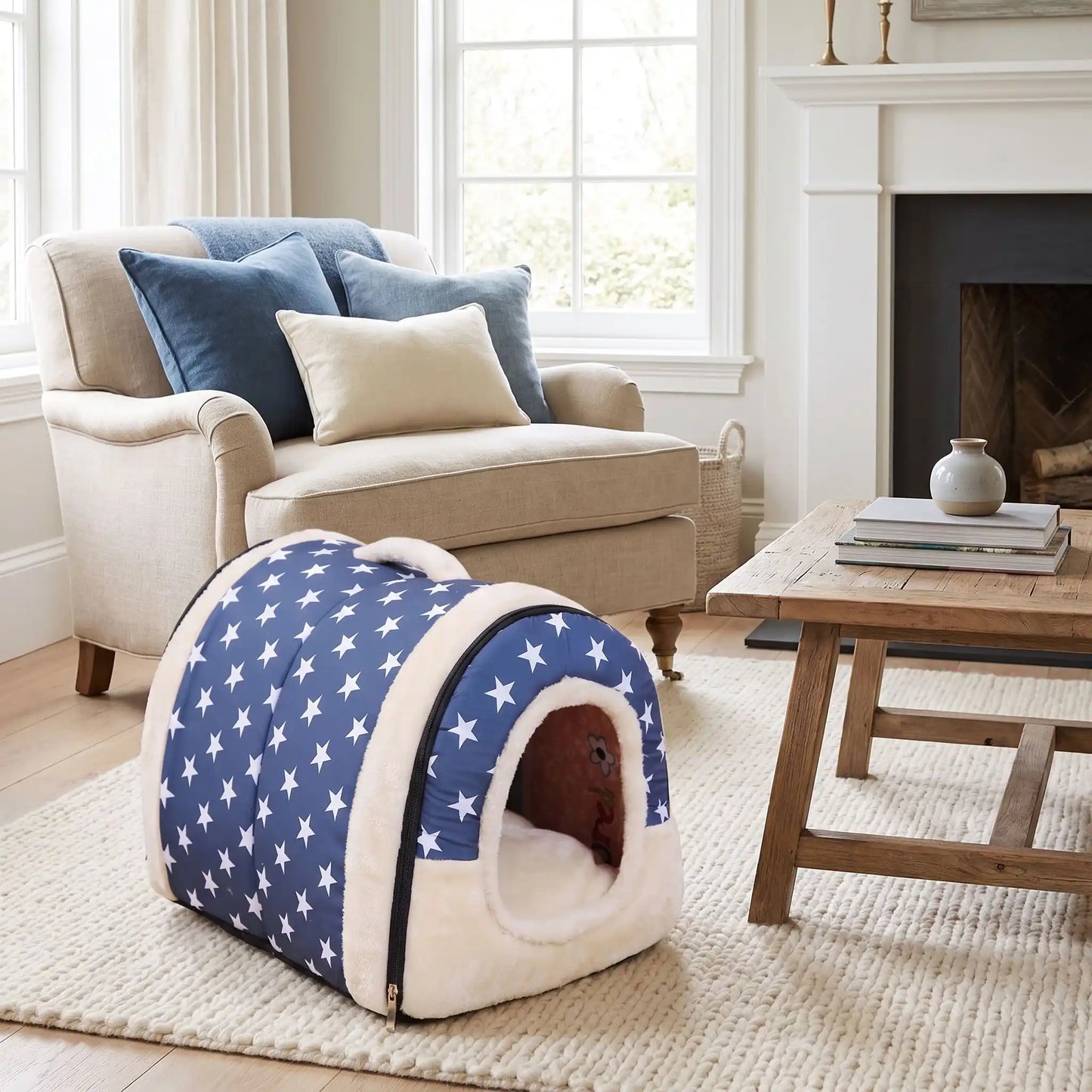 Niche chien et chiot intérieur de petite race, résistante, en forme d'igloo au design sécurisant fermée en arc de cercle avec un coussin rectangulaire au rembourrage 100% coton haute densité lavable,double face été en tissu/hiver en peluche  et fond antidérapant et extérieur 100% imperméable, transportable avec sa poignée, lavable- gros plan sur la niche douillette, chaude sécurisante à 360° avec design américain bleu et étoiles blanches pour chien et chiot de 0 à 5 kilos en 2 tailles XS et S