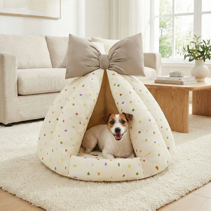 Niche-chien-interieur-coussin-apaisant-rembourrage et tissu 100% coton PP hypoallergénique et écoresponsable poiur petit chien et chiot de 0 à 8 kilos-coussin amovible et lavable en machine, antidérapant et fond imperméable-deux coloris disponible bleu et beige avec noeud décoratif sur le sommet-un Jack Russell couché et heureux dans sa niche en forme de dôme chaud et respirant sur le sol du salon de la maison