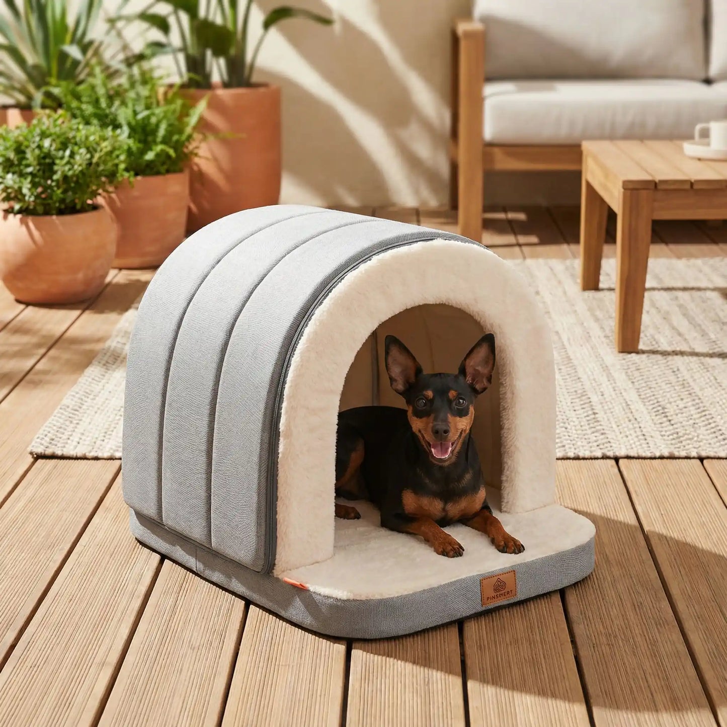 Niche-chien-intérieur-2-en-1 ou panier ouvert-matelas à mémoire de forme 100% coton PP, imperméable et antidérapant, résistant aux griffes, déhoussable et lavable en machine-lit chaud idéal pour les chiens de petite taille de 0 à 9 kilos, chaud avec intérieur en peluche-lit ergonomique apaisant-un SPinscher couché dans la niche grise en version fermée comme une petite maison en forme d'igloo sur la terrasse de la maison