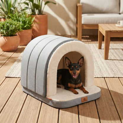 Niche-chien-intérieur-2-en-1 ou panier ouvert-matelas à mémoire de forme 100% coton PP, imperméable et antidérapant, résistant aux griffes, déhoussable et lavable en machine-lit chaud idéal pour les chiens de petite taille de 0 à 9 kilos, chaud avec intérieur en peluche-lit ergonomique apaisant-un SPinscher couché dans la niche grise en version fermée comme une petite maison en forme d'igloo sur la terrasse de la maison